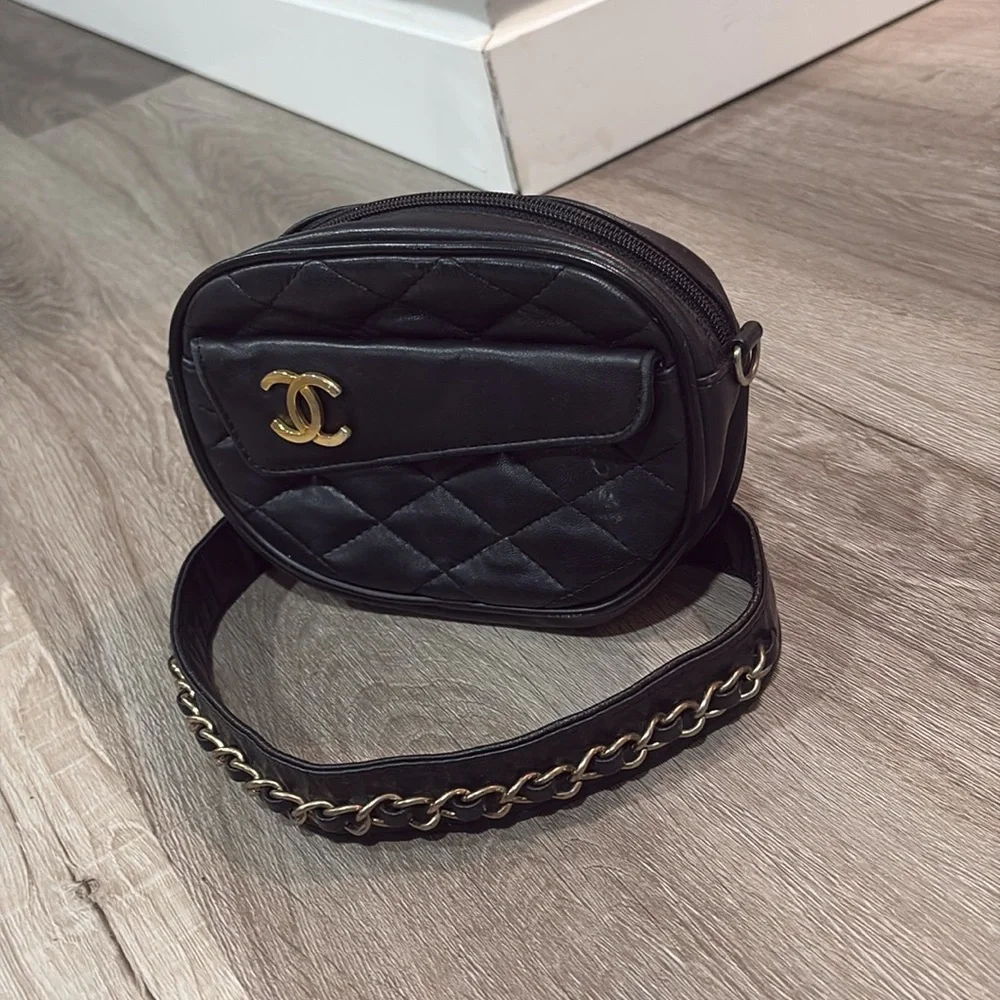 Vintage black leather CHANEL waste purse Fanny pack with chain belt. - Picture 4 of 7